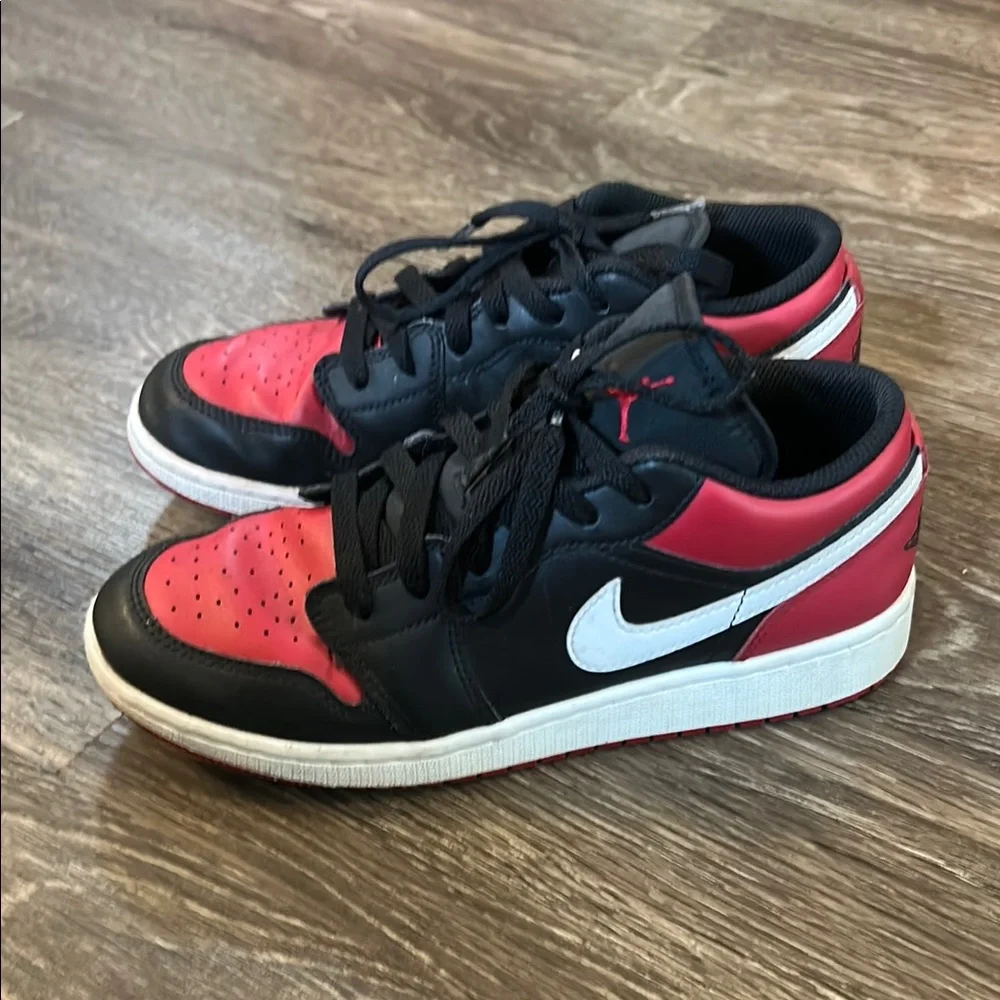 Nike Black and Red Sneakers High-Top Leather 5.5